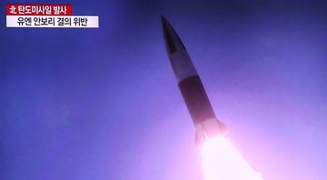 Imagem de TV mostra disparo norte-coreano de míssil balístico - Getty Images