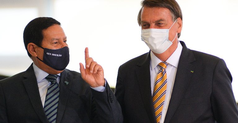 Mourão ao lado de Bolsonaro - Getty Images