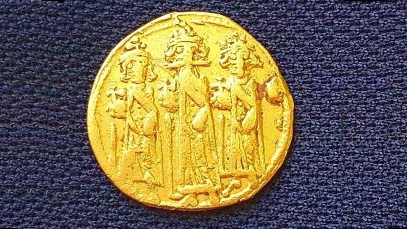 Lado da moeda que mostra o imperador Heráclio e seus filhos - Divulgação / Autoridade de Antiguidades de Israel