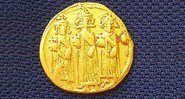 Lado da moeda que mostra o imperador Heráclio e seus filhos - Divulgação / Autoridade de Antiguidades de Israel