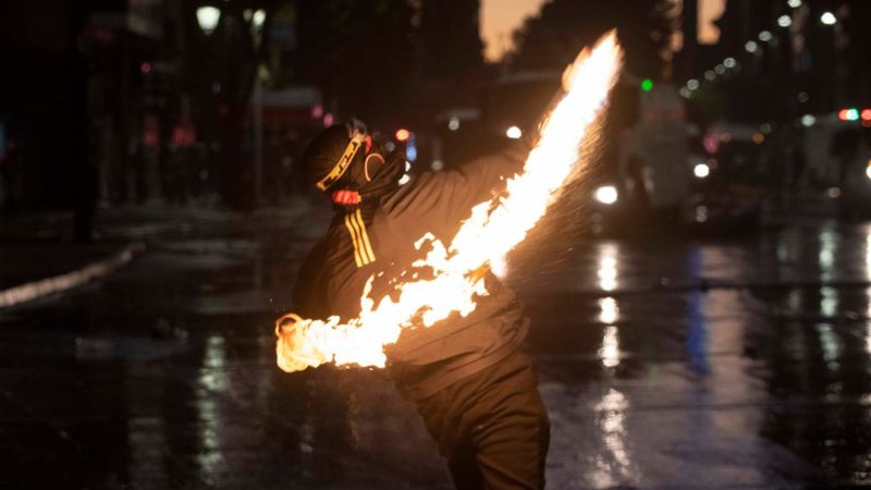O coquetel molotov sendo usado no Chile, 2021 - Getty Images