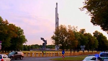 Imagem do monumento antes da demolição - Divulgação / YouTube / euronews (em português)