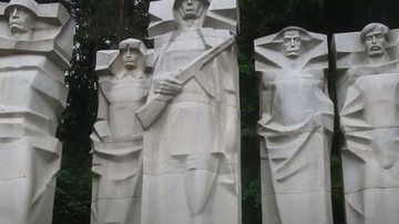 Imagem dos monumentos dos soldados na Lituânia - Reprodução / Vídeo / Youtube