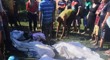Moradores cobrem corpos em São Gonçalo - Divulgação / G1