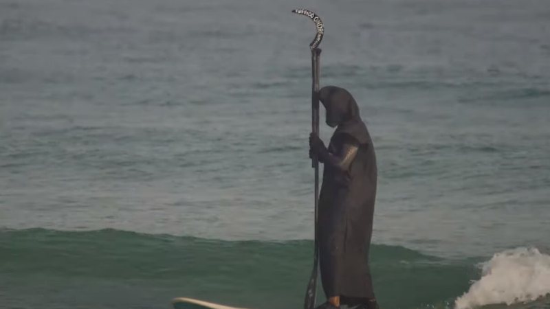 Imagem da 'morte' surfando - Divulgação/ Youtube /  Tirando Onda Surfvlogs / 13 de setembro