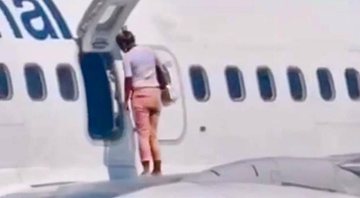 Momento em que mulher retorna para dentro do avião - Divulgação - Twitter