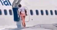 Momento em que mulher retorna para dentro do avião - Divulgação - Twitter