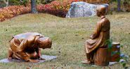 Estátua mostra homem se curvando diante de mulher de consolo - Divulgação - Jardim Botânico da Coreia