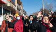 Imagem ilustrativa de mulheres afegãs protestando após serem banidas de acessarem o ensino superior - Getty Images