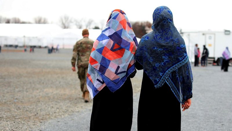 Mulheres afegãs durante operação militar - Getty Images