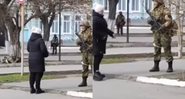 Momento em que a mulher confronta o soldado russo - Divulgação/Vídeo/Youtube