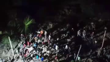 Multidão em esforços para resgatar soterrados - Divulgação / Vídeo / SBT