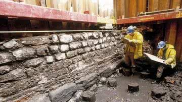 Arqueólogos analisando parede do muro - MOLA