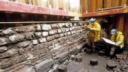 Arqueólogos analisando parede do muro - MOLA