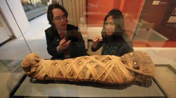 Visitantes observam "pessoa mumificada" em museu no Reino Unido - Getty Images