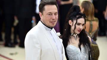 Elon Musk ao lado da cantora Grimes - Getty Images