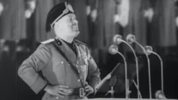 Mussolini durante discurso - Divulgação / Youtube / British Pathé