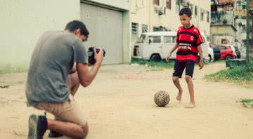 Fotografia do diretor Alec gravando o pequeno Nando - Divulgação/@csioandreasi