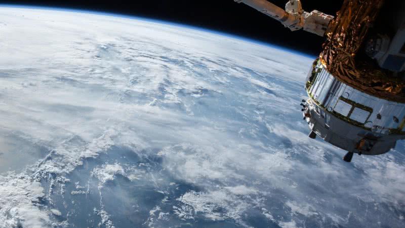 Imagem meramente ilustrativa de satélite na órbita da Terra - Divulgação/Pixabay
