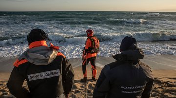 Socorristas procuram por sobreviventes em praia de Calábria, Itália - Getty Images
