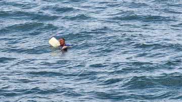 Náufrago encontrado em mar aberto após 30 horas - Divulgação/Marinha Real da Malásia