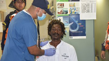 Elvis Francois recebendo atendimento médico - Divulgação/Armada de Colombia