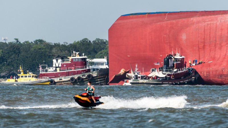 Fotografia das equipes de extração removendo o navio Golden Ray - Getty Images