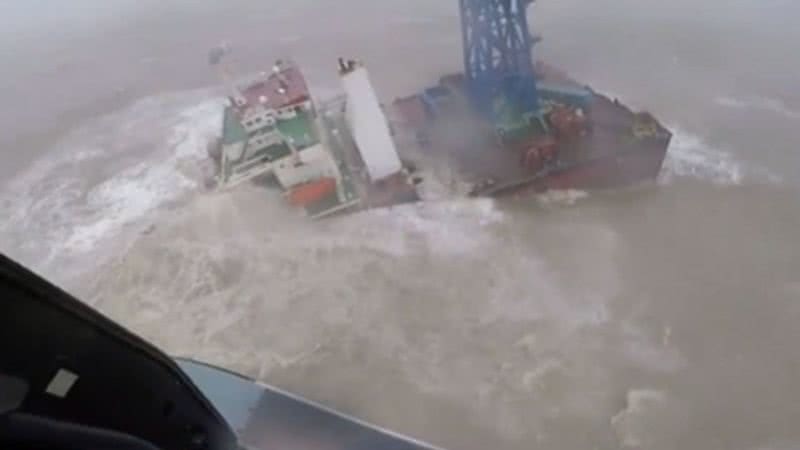 Navio naufragado na costa de Hong Kong - Divulgação/Vídeo/Jornal da Band
