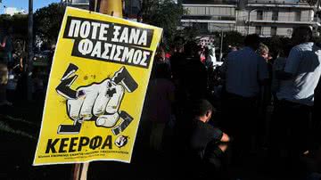 Cartaz escrito "Fascismo nunca mais" usado por manifestantes em 2013, na Grécia - Getty Images