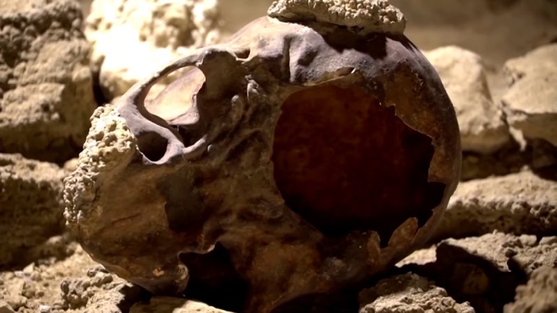 Restos de neandertal encontrado na caverna - Divulgação/YouTube/Reuters