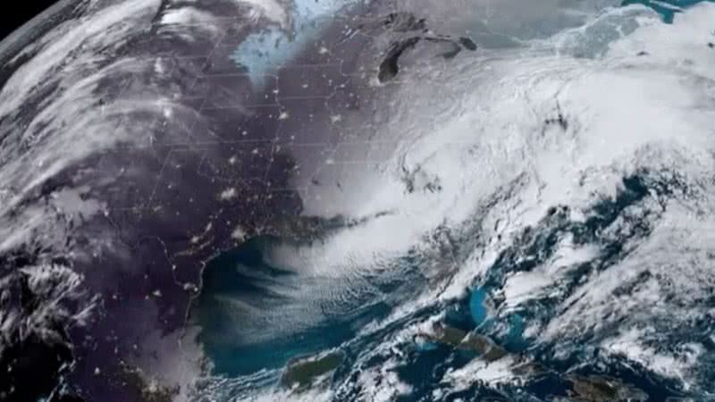 Nevasca observada em imagem de satélite - Divulgação - NOAA/Twitter