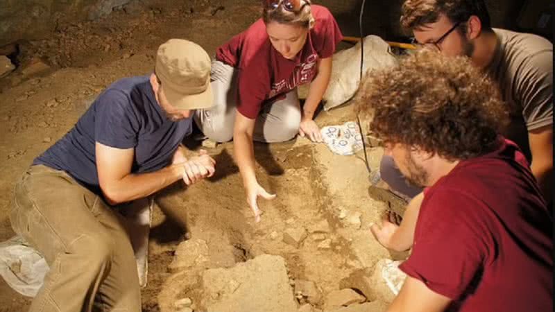 Arqueólogos que trabalharam em uma caverna na Itália