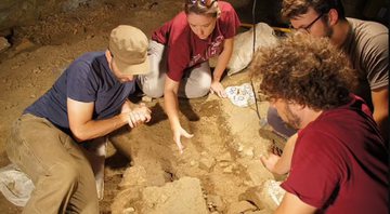 Arqueólogos que trabalharam em uma caverna na Itália - Divulgação/Jamie Hodkins/ University of Colorado