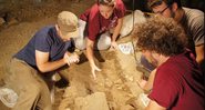 Arqueólogos que trabalharam em uma caverna na Itália - Divulgação/Jamie Hodkins/ University of Colorado