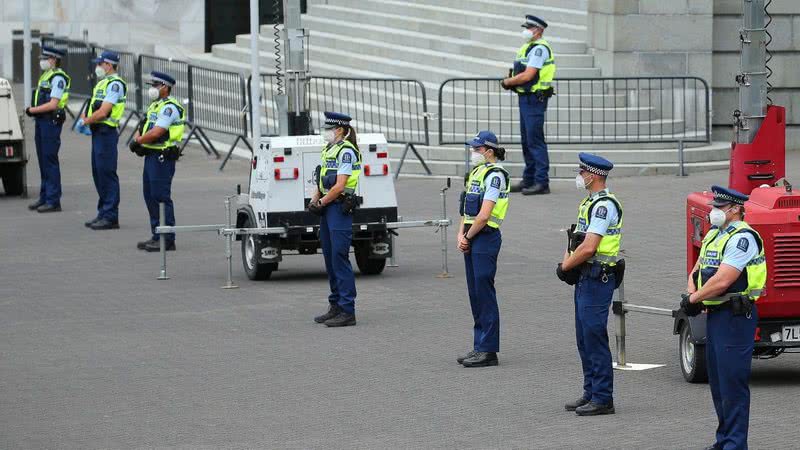 Policiais em formação durante protesto na Nova Zelândia - Getty Images