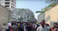 Pessoas se chocam com os escombros do edifício na Nigéria - Divulgação/YouTube/Guardian News