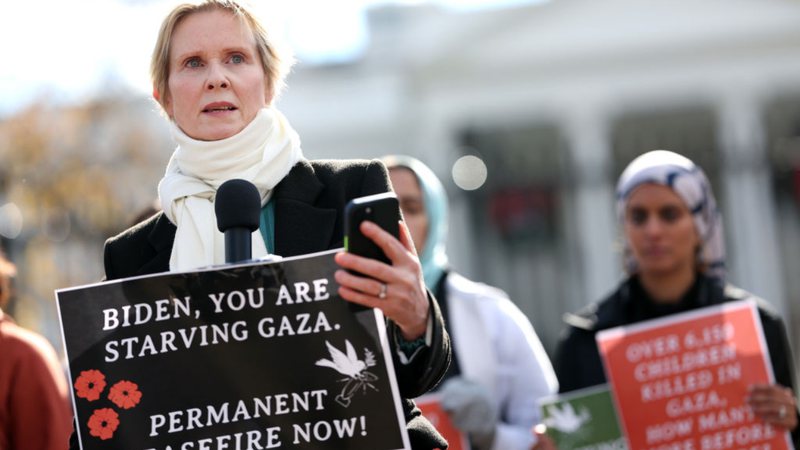 A atriz Cynthia Nixon durante manifestação por cessar-fogo - Getty Images