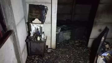 Imagem da casa incendiada e de imagem intacta de Nossa Senhora em altar - Divulgação/Corpo de Bombeiros