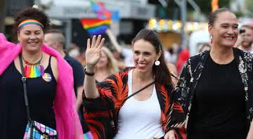 Jacinda Ardern, a primeira-ministra do país, durante parada LGBTQ+ em 2018 - Getty Images