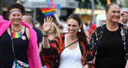 Jacinda Ardern, a primeira-ministra do país, durante parada LGBTQ+ em 2018 - Getty Images