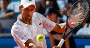 Novak Djokovic durante partida de tênis - Getty Images