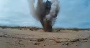 A explosão levantou fumaça e destroços a 18 metros de altura - NPS/Reprodução