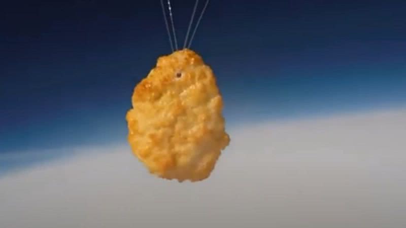 Nugget de frango no espaço - Divulgação / Youtube / SWNS Digital / 13 de outubro de 2020