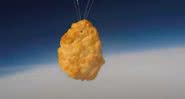Nugget de frango no espaço - Divulgação / Youtube / SWNS Digital / 13 de outubro de 2020