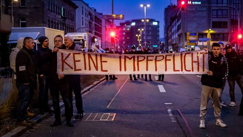 Cartaz no protesto em Nuremberg, que ocorreu no último domingo, 19