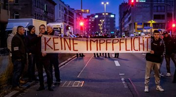 Cartaz no protesto em Nuremberg, que ocorreu no último domingo, 19 - Getty Images
