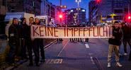 Cartaz no protesto em Nuremberg, que ocorreu no último domingo, 19 - Getty Images