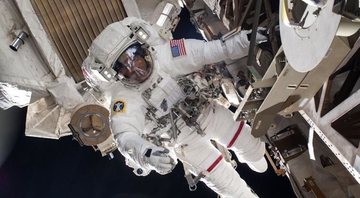 O astronauta Chris Cassidy durante uma caminhada no espaço em 2013 - Divulgação/ NASA