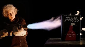 Atwood usando um lança-chamas em sua própria obra / Crédito: Divulgação/ Sotheby's - Divulgação/ Sotheby's