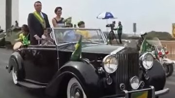 O famoso carro presidencial, Rolls-Royce, sendo usado durante a posse do presidente Bolsonaro - Reprodução/Vídeo/YouTube/Metrópoles